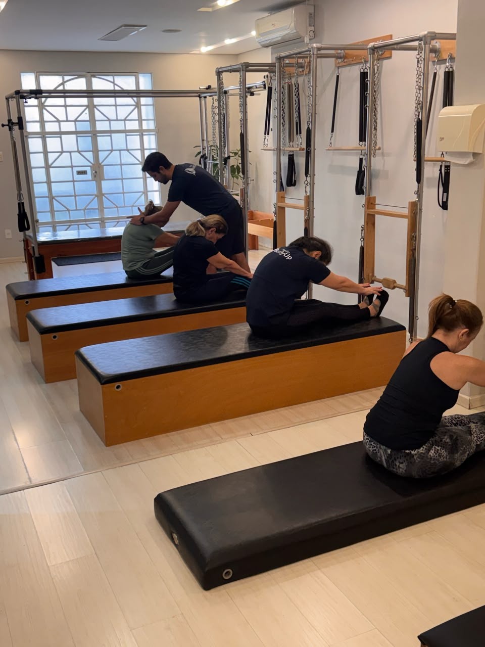 Alunos praticando Pilates com acompanhamento profissional no Studio Body Up