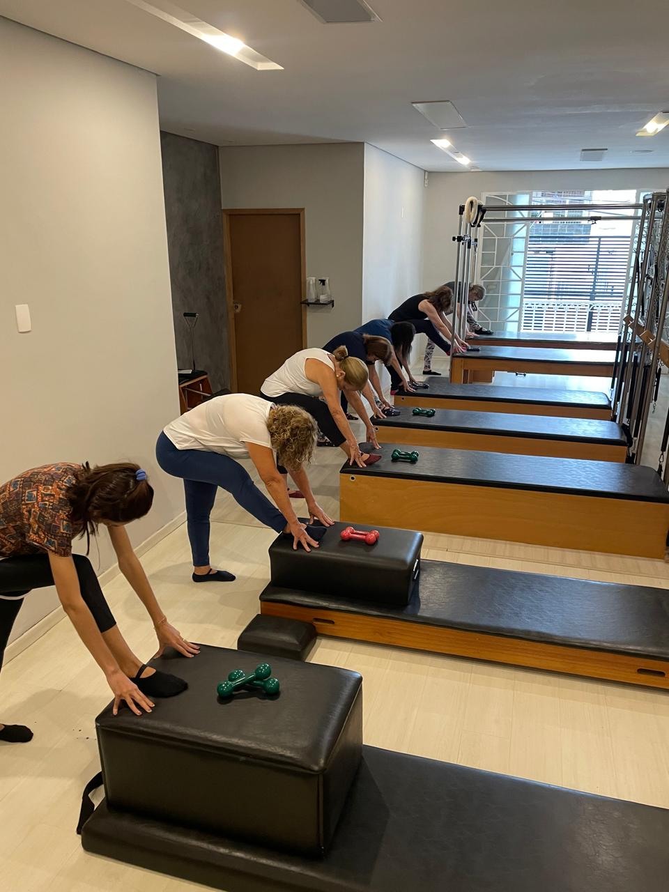 Alunas praticando Pilates em grupo no Studio Body Up